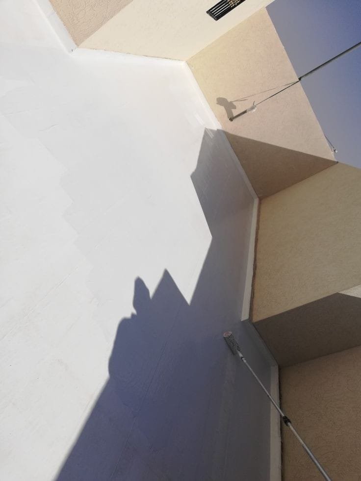 عوازل أسطح في الفرسان والضاحية – الحل الأمثل لحماية المباني من تسربات المياه والرطوبة